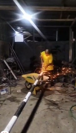 🔧 Dari Bengkel Las Milik Ketua RW untuk Kampung Tercinta: Swadaya Warga Wujudkan Tiang Lampu Jalan Demi Keamanan Lingkungan